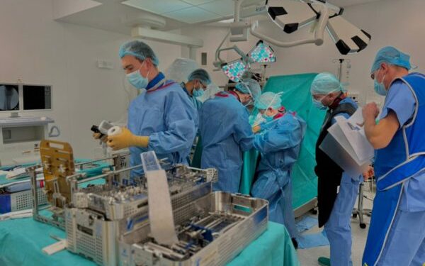 operatie-de-protezare-a-gleznei,-realizata-in-premiera-la-regina-maria-cluj-dr-dragos-apostu:-aceste-interventii-nu-sunt-comune-nici-la-nivel-mondial,-dar-rezultatele-ne-depasesc-asteptarile-–-hotnews.ro