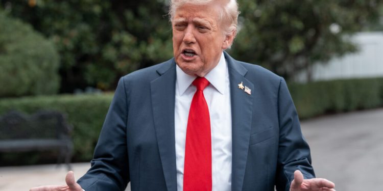 strada-care-trece-prin-fata-proprietatii-din-florida-a-liderului-sua-a-primit-numele-president-donald-j.-trump-boulevard