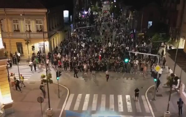 protestele-studentilor-se-extind-in-serbia:-presiuni-pentru-alegeri-anticipate