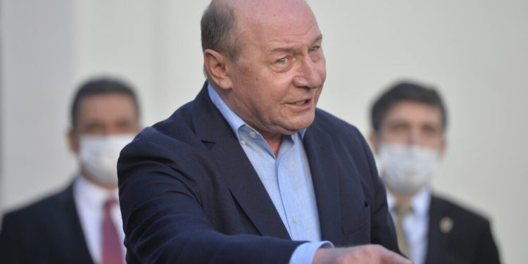 oameni-cu-7-clase-in-parlament.-declaratia-dura-a-lui-basescu-despre-politicieni
