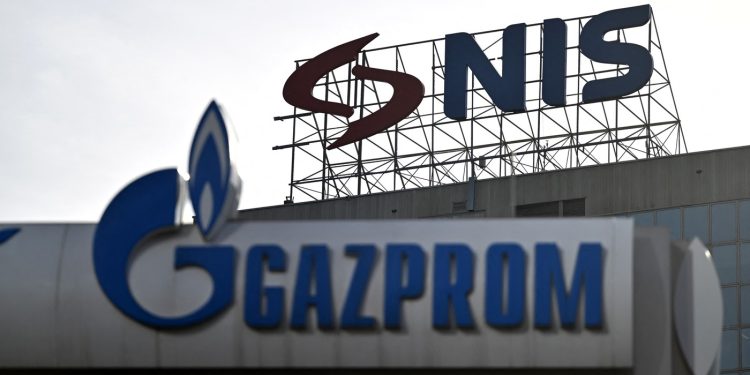 acord-provizoriu-intre-gazprom-neft-si-mol-pentru-singura-rafinarie-din-serbia-vanzarea-trebuie-sa-primeasca-unda-verde-din-sua-–-hotnews.ro