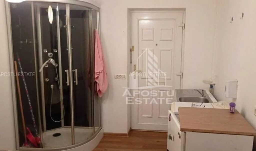 cat-costa-cea-mai-ieftina-garsoniera-din-timisoara.-are-12m-utili,-dusul-este-langa-pat,-iar-baia-si-balconul-sunt-la-comun