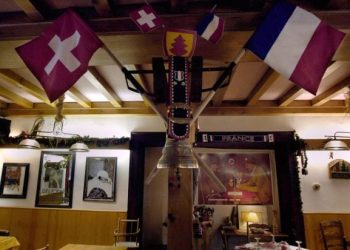 povestea-hotelului-de-la-granita-franco-elvetiana,-unde-frontiera-trece-prin-camere