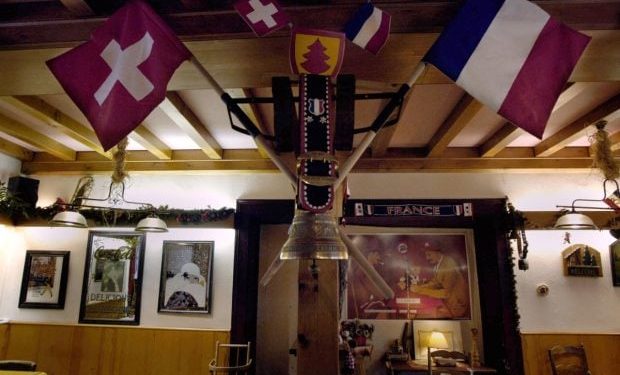 povestea-hotelului-de-la-granita-franco-elvetiana,-unde-frontiera-trece-prin-camere