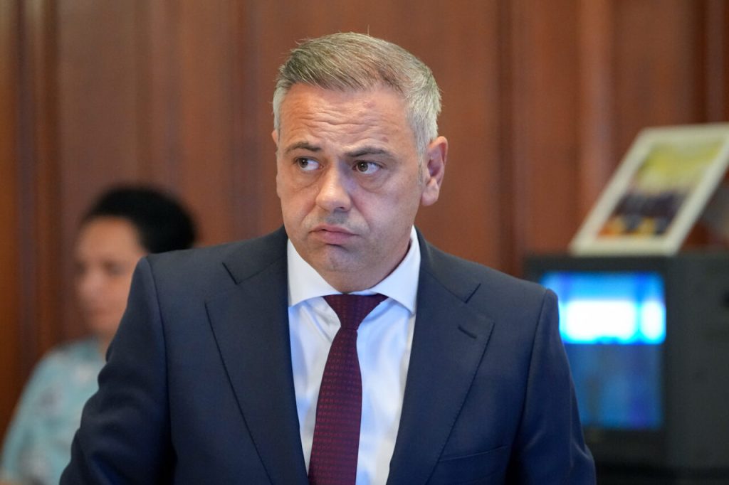 ministrul-agriculturii-ii-felicita-pe-protestatarii-romani-si-spune-ca-mancarea-nu-se-face-din-birouri-si-hartii