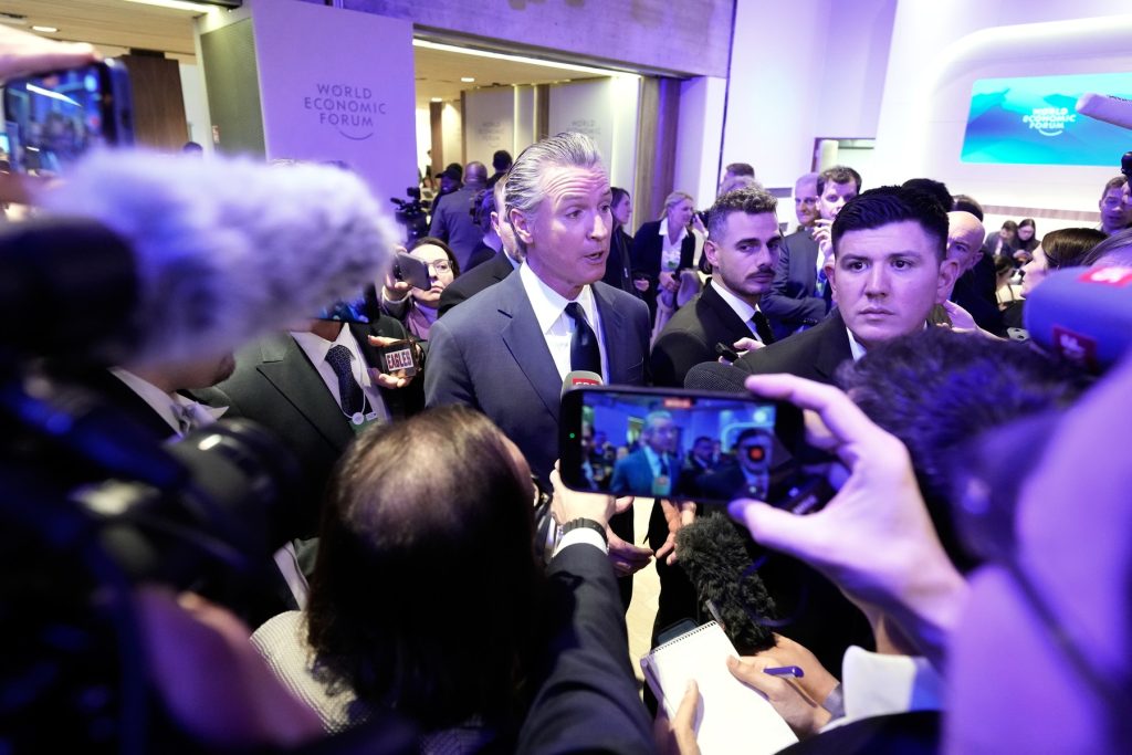 acuzatii-de-ingerinta-la-davos-un-important-politician-american-spune-ca-nu-a-fost-lasat-sa-vorbeasca-–-hotnews.ro