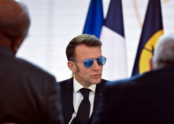 ochelarii-de-soare-ai-lui-emmanuel-macron-de-la-davos-au-declansat-un-val-de-reactii-online.-cat-au-costat