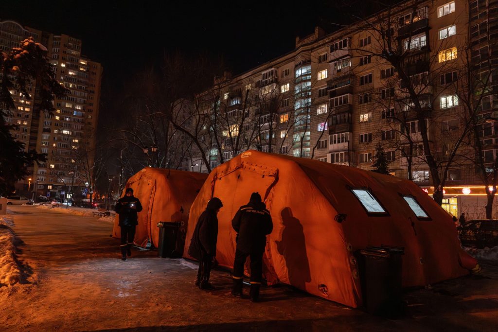 marturii-de-la-kiev,-unde-bombardamentele-rusesti-i-au-lasat-pe-oameni-fara-caldura-in-plin-ger-camere-in-care-sunt-8-grade-si-o-mostra-de-solidaritate:-sa-nu-stai-singur-in-frig-–-hotnews.ro