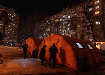 marturii-de-la-kiev,-unde-bombardamentele-rusesti-i-au-lasat-pe-oameni-fara-caldura-in-plin-ger-camere-in-care-sunt-8-grade-si-o-mostra-de-solidaritate:-sa-nu-stai-singur-in-frig-–-hotnews.ro