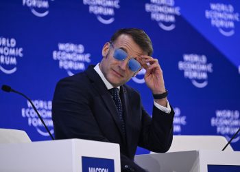 efectul-wow,-de-pe-bursa,-dupa-ce-macron-a-purtat-ochelarii-desprinsi-din-top-gun-actiunile-producatorului-au-explodat-–-hotnews.ro