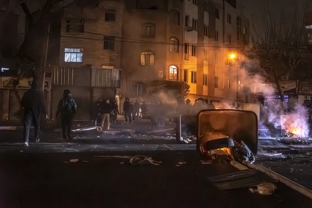 cand-gasesc-semnal-intr-o-zona,-fortele-speciale-intra-in-case-si-ii-bat-pe-oameni,-spune-un-iranian-din-romania-/-ce-i-a-povestit-sora-lui,-aflata-in-tara-macinata-de-proteste-si-reprimari-violente-–-hotnews.ro