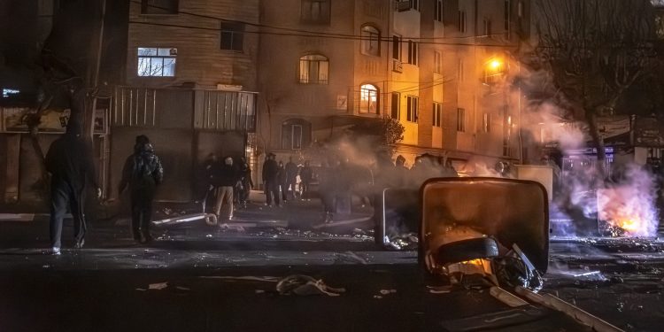 cand-gasesc-semnal-intr-o-zona,-fortele-speciale-intra-in-case-si-ii-bat-pe-oameni,-spune-un-iranian-din-romania-/-ce-i-a-povestit-sora-lui,-aflata-in-tara-macinata-de-proteste-si-reprimari-violente-–-hotnews.ro