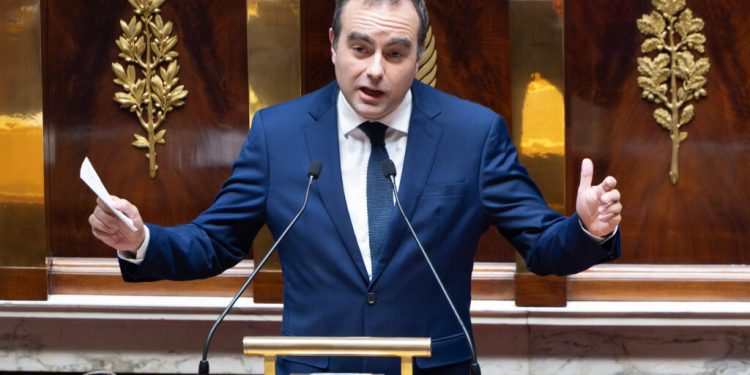 guvernul-frantei-trece-de-motiunile-de-neincredere-si-se-apropie-de-adoptarea-bugetului