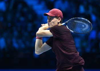 tenis.-jannik-sinner-a-suferit-crampe-din-cauza-caniculei,-dar-s-a-calificat-in-optimi-la-australian-open