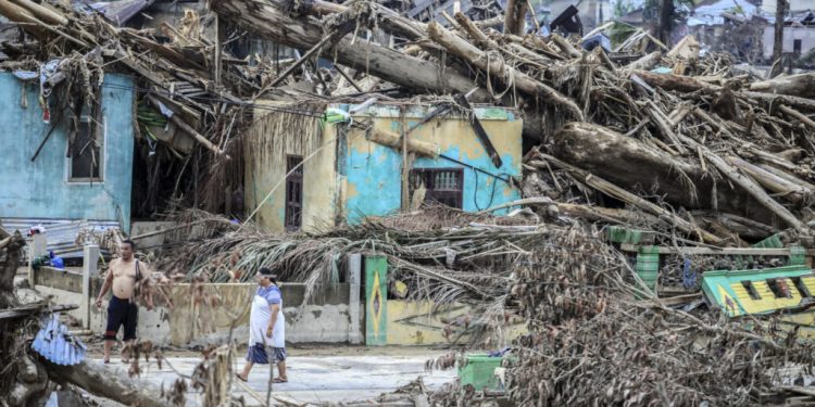 sapte-morti-si-peste-80-de-disparuti-dupa-o-alunecare-de-teren-in-indonezia