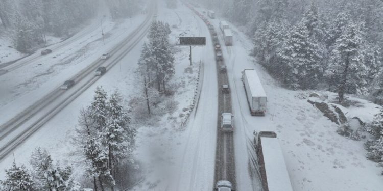 aproape-10.000-de-zboruri-anulate-din-cauza-unei-furtuni-puternice-de-iarna-care-a-lovit-o-mare-parte-din-sua