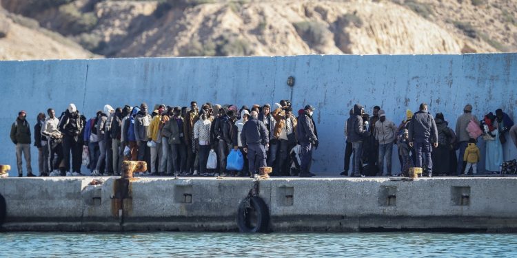 grecia-vrea-sa-inaspreasca-pedepsele-pentru-migratia-ilegala,-cu-inchisoare-pe-viata-si-expulzari-imediate-zeci-de-ong-uri-critica-proiectul-–-hotnews.ro