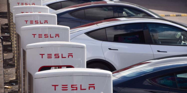 polonia-interzice-masinile-chinezesti-si-tesla-in-bazele-militare.-care-sunt-motivele-invocate