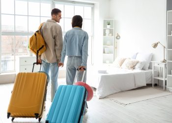 planul-romaniei-pentru-locuintele-airbnb:-controale-fiscale-si-taxe-mai-mari-alte-tari-europene-incearca-sa-opreasca-fenomenul-–-hotnews.ro