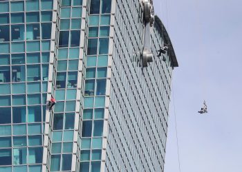 video-un-alpinist-a-escaladat-un-zgarie-nori-de-peste-100-de-etaje-fara-coarda-si-echipament-de-protectie-–-hotnews.ro