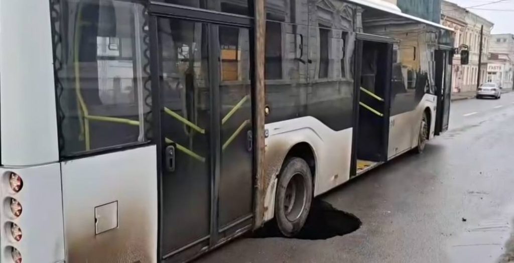 foto-/-video-un-autobuz-cu-pasageri-din-braila-a-ramas-cu-rotile-blocate-intr-un-crater-aparut-brusc-in-asfalt-–-hotnews.ro