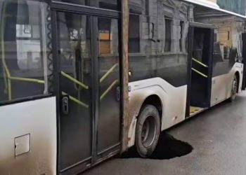 foto-/-video-un-autobuz-cu-pasageri-din-braila-a-ramas-cu-rotile-blocate-intr-un-crater-aparut-brusc-in-asfalt-–-hotnews.ro