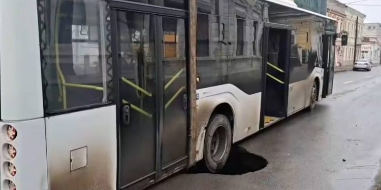 foto-/-video-un-autobuz-cu-pasageri-din-braila-a-ramas-cu-rotile-blocate-intr-un-crater-aparut-brusc-in-asfalt-–-hotnews.ro