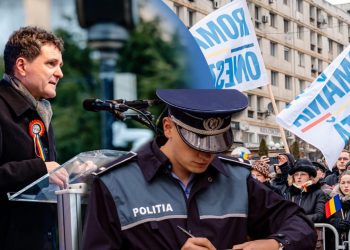 cei-care-l-au-huiduit-pe-nicusor-dan,-la-iasi,-sunt-vanati-pentru-amenzi-de-autoritatile-locale.-ploua-cu-procese-verbale