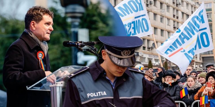 cei-care-l-au-huiduit-pe-nicusor-dan,-la-iasi,-sunt-vanati-pentru-amenzi-de-autoritatile-locale.-ploua-cu-procese-verbale