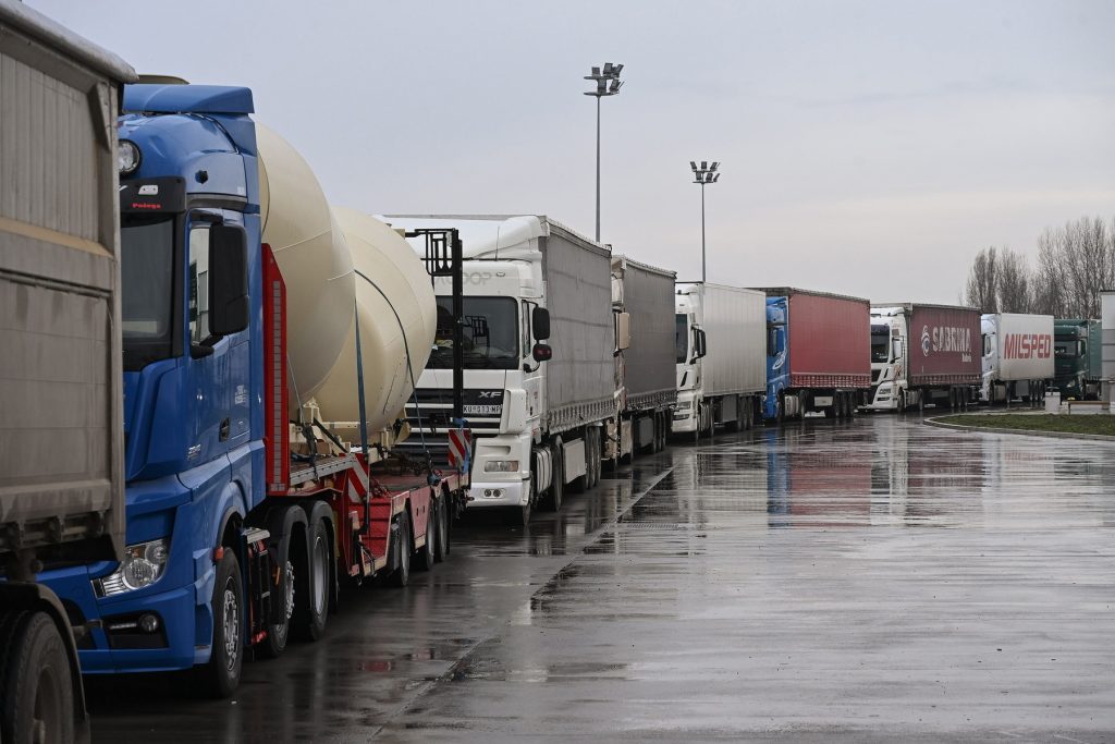 blocada-cu-sute-de-camioane,-in-patru-tari-din-balcanii-de-vest-soferii,-infuriati-de-noi-reguli-ale-ue-–-hotnews.ro