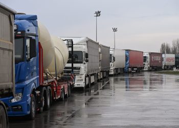 blocada-cu-sute-de-camioane,-in-patru-tari-din-balcanii-de-vest-soferii,-infuriati-de-noi-reguli-ale-ue-–-hotnews.ro