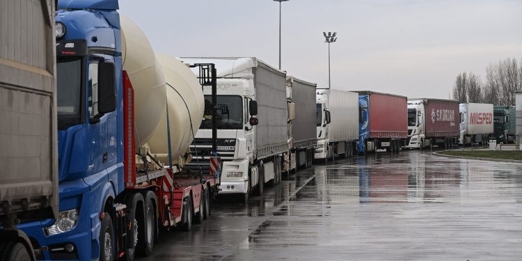 blocada-cu-sute-de-camioane,-in-patru-tari-din-balcanii-de-vest-soferii,-infuriati-de-noi-reguli-ale-ue-–-hotnews.ro