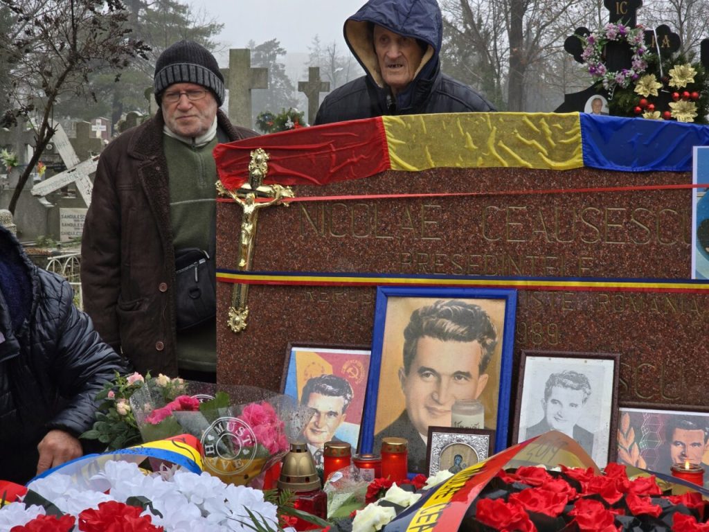 nicolae-ceausescu,-omagiat-de-nostalgici,-de-ziua-lui-cati-oameni-s-au-strans-la-mormantul-din-ghencea.-nu-a-facut-un-rau,-a-facut-raul-necesar