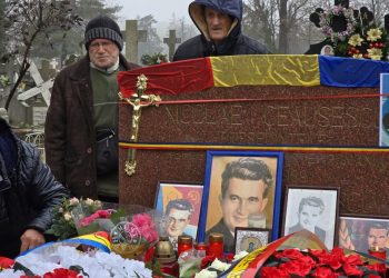 nicolae-ceausescu,-omagiat-de-nostalgici,-de-ziua-lui-cati-oameni-s-au-strans-la-mormantul-din-ghencea.-nu-a-facut-un-rau,-a-facut-raul-necesar