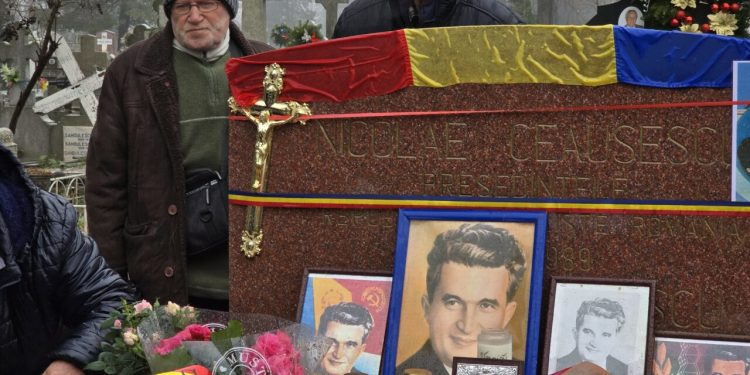 nicolae-ceausescu,-omagiat-de-nostalgici,-de-ziua-lui-cati-oameni-s-au-strans-la-mormantul-din-ghencea.-nu-a-facut-un-rau,-a-facut-raul-necesar