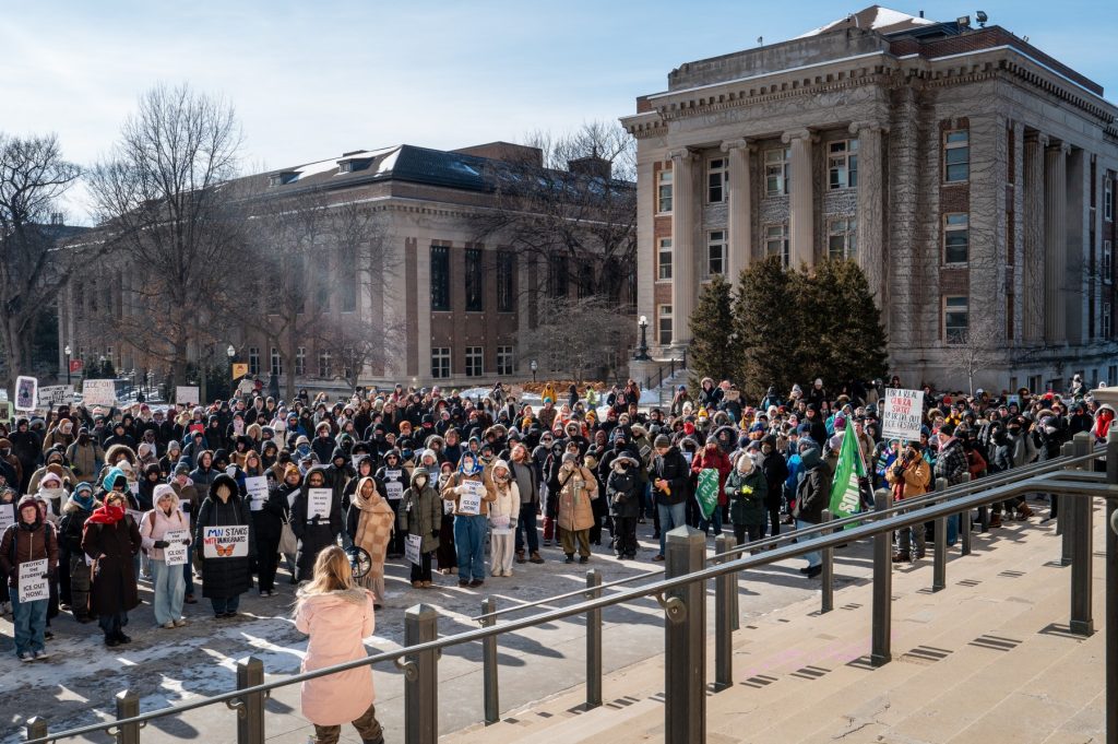 sprijinul-americanilor-pentru-politica-lui-trump-in-domeniul-imigratiei-a-ajuns-la-cel-mai-scazut-nivel,-dupa-impuscaturile-mortale-din-minneapolis-–-hotnews.ro