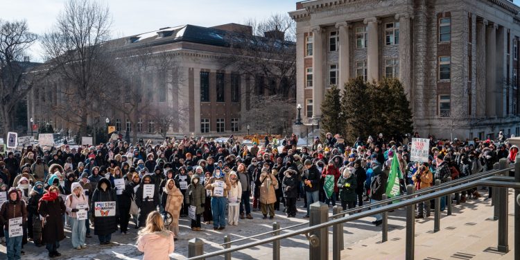 sprijinul-americanilor-pentru-politica-lui-trump-in-domeniul-imigratiei-a-ajuns-la-cel-mai-scazut-nivel,-dupa-impuscaturile-mortale-din-minneapolis-–-hotnews.ro