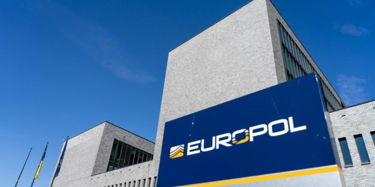 europol-avertizeaza:-niveluri-record-al-traficului-cu-cocaina-in-europa-/-retelele-de-trafic-folosesc-submarine-artizanale-si-sunt-tot-mai-sofisticate
