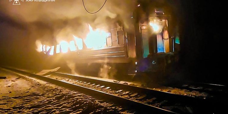 foto/video-tren-de-pasageri,-cu-peste-200-de-oameni-in-el,-lovit-de-un-bombardament-cu-drone-al-rusilor,-in-harkov-bilantul-victimelor-–-hotnews.ro