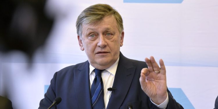 crin-antonescu-ii-raspunde-lui-cristian-tudor-popescu:-bolojenie-usoara!