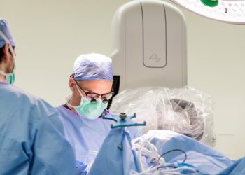 paralizat-de-la-gat-in-jos,-controleaza-computerul-cu-gandul-prin-cipul-lui-musk.-se-simte-magic