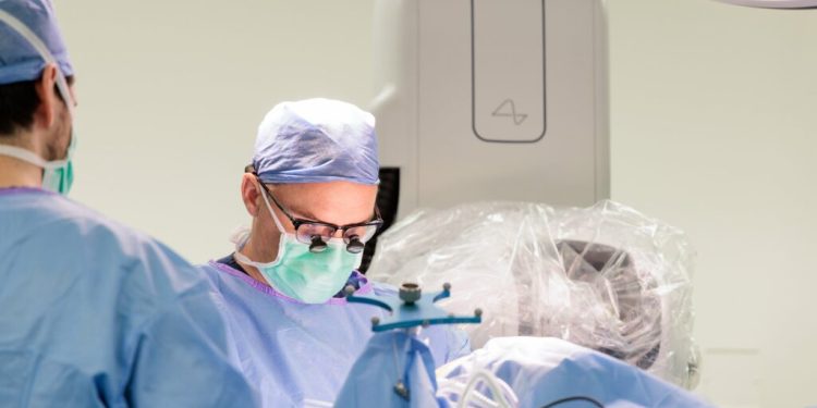 paralizat-de-la-gat-in-jos,-controleaza-computerul-cu-gandul-prin-cipul-lui-musk.-se-simte-magic