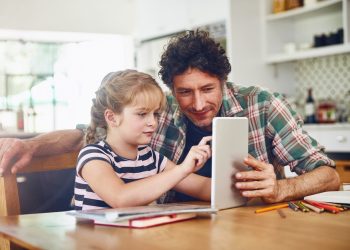 cum-transformati-inteligenta-artificiala-dintr-o-masina-de-raspunsuri-intr-un-instrument-de-invatare-activa-pentru-copii.-expert:-folositi-o-ca-accelerator-cognitiv,-nu-ca-inlocuitor-al-gandirii