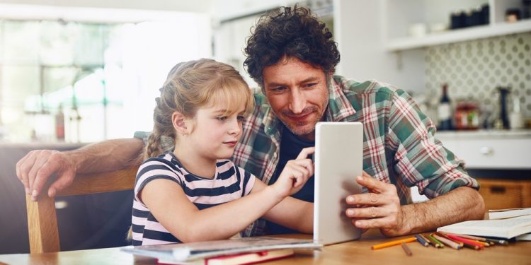 cum-transformati-inteligenta-artificiala-dintr-o-masina-de-raspunsuri-intr-un-instrument-de-invatare-activa-pentru-copii.-expert:-folositi-o-ca-accelerator-cognitiv,-nu-ca-inlocuitor-al-gandirii