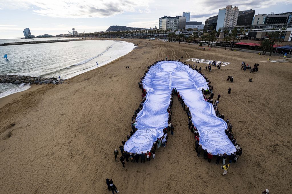 foto/video-un-portret-gigantic-a-aparut-pe-o-plaja-din-barcelona-–-hotnews.ro
