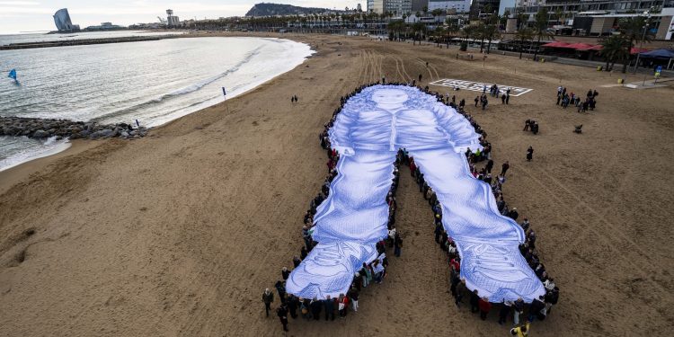foto/video-un-portret-gigantic-a-aparut-pe-o-plaja-din-barcelona-–-hotnews.ro