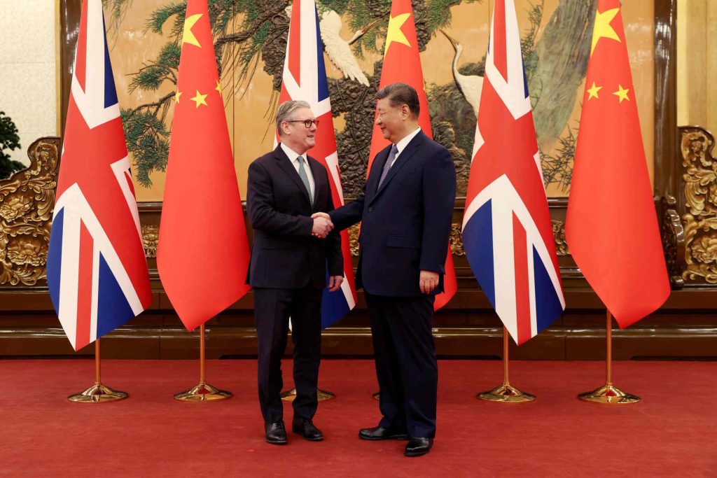 foarte-periculos-trump-avertizeaza-londra,-dupa-intalnirea-dintre-premierul-britanic-keir-starmer-si-presedintele-chinei-xi-jinping-de-la-beijing-–-hotnews.ro
