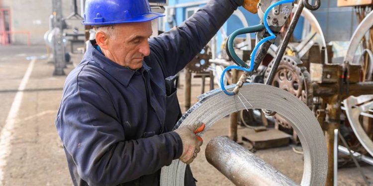 compania-bistriteana-betak-face-concedieri-masive.-peste-jumatate-dintre-angajati-isi-pierd-locurile-de-munca