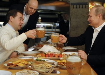 daca-nu-mai-sunt-bani,-tata,-vei-bea-mai-putin?-/-nu,-fiule,-tu-vei-manca-mai-putin-un-analist-rus-descrie-plastic-cum-sunt-transferate-costurile-razboiului-catre-populatia-din-rusia-–-hotnews.ro