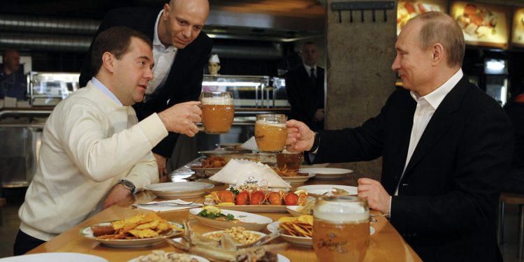 daca-nu-mai-sunt-bani,-tata,-vei-bea-mai-putin?-/-nu,-fiule,-tu-vei-manca-mai-putin-un-analist-rus-descrie-plastic-cum-sunt-transferate-costurile-razboiului-catre-populatia-din-rusia-–-hotnews.ro